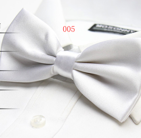 Solid color tri-fold bow tie