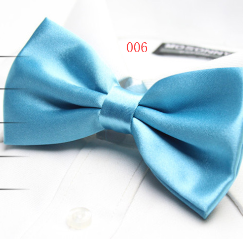 Solid color tri-fold bow tie