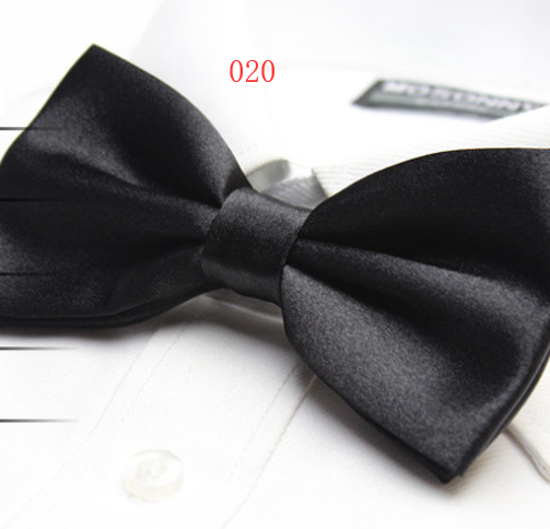 Solid color tri-fold bow tie