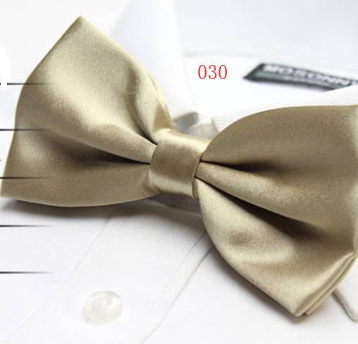 Solid color tri-fold bow tie