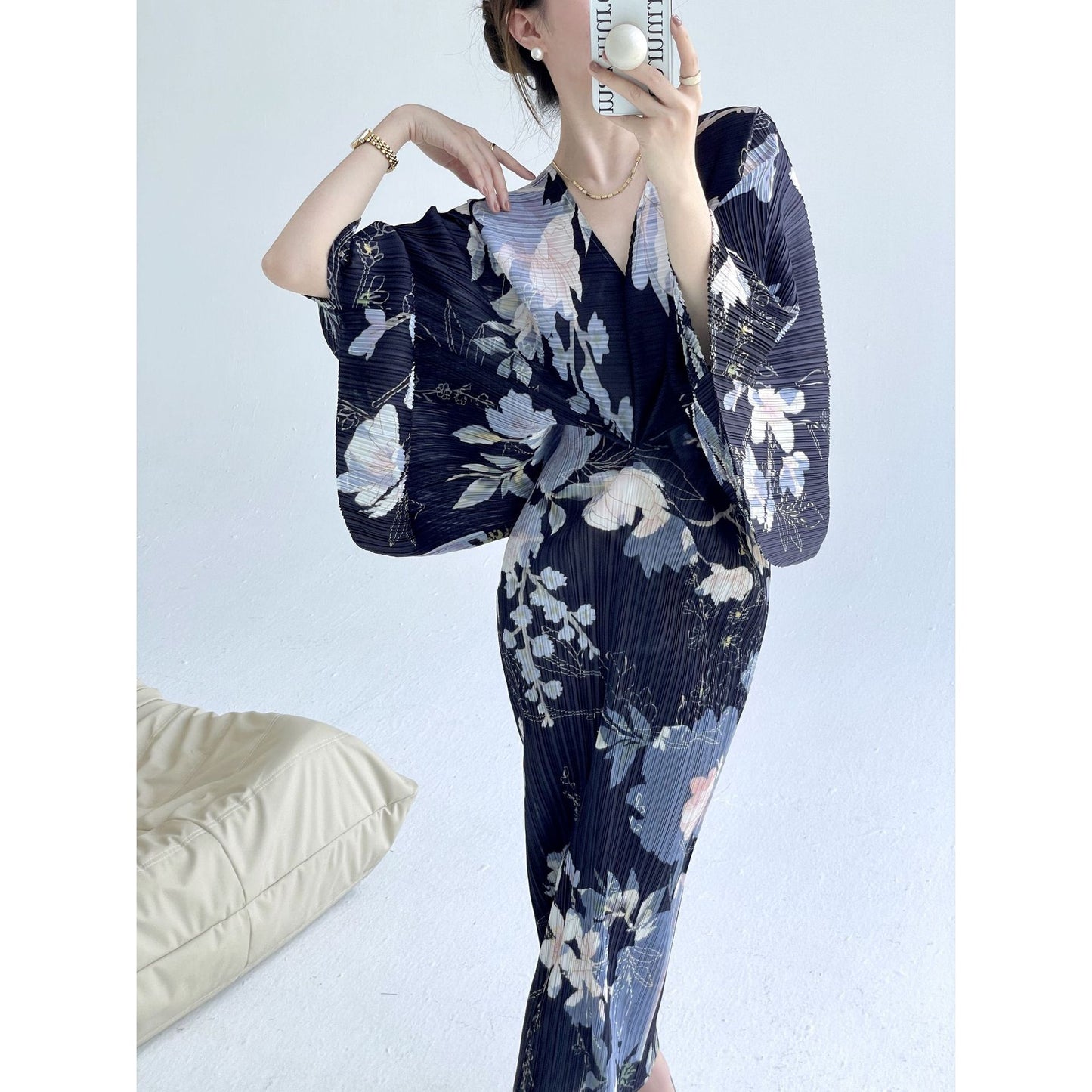 Pleated Spring and Summer New Printing V-Neck Slim Dress Women's Fashion Temperament Bat Sleeve Sexy Long Dress