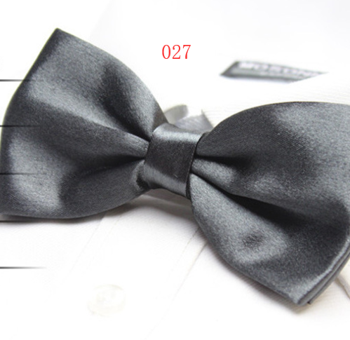 Solid color tri-fold bow tie