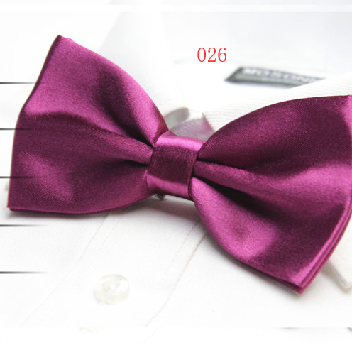 Solid color tri-fold bow tie