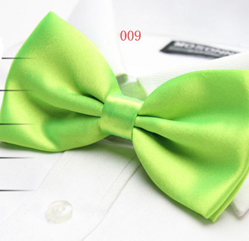 Solid color tri-fold bow tie