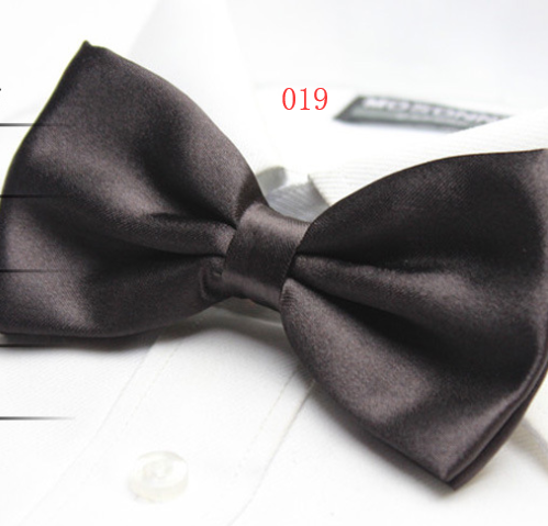 Solid color tri-fold bow tie